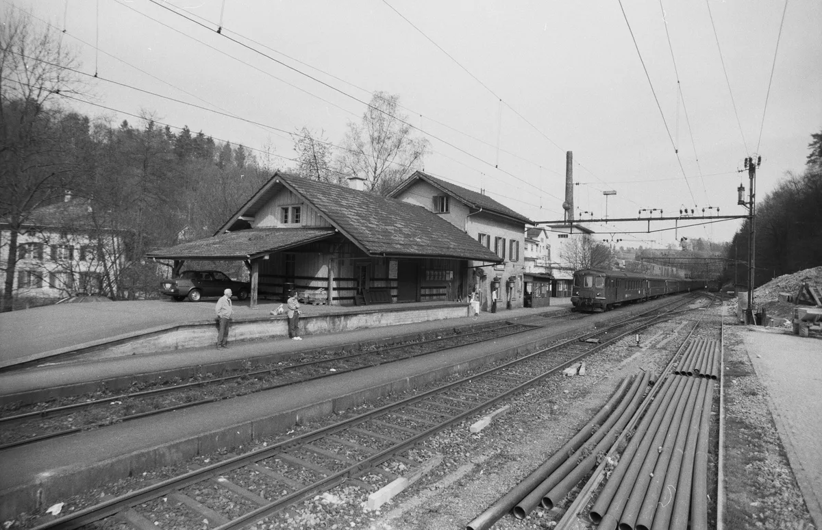 alter Bahnhof Aathal am alten Standort vor der Verschiebung, Gemeinde Seegräben; im Bild Aufnahme von 1990